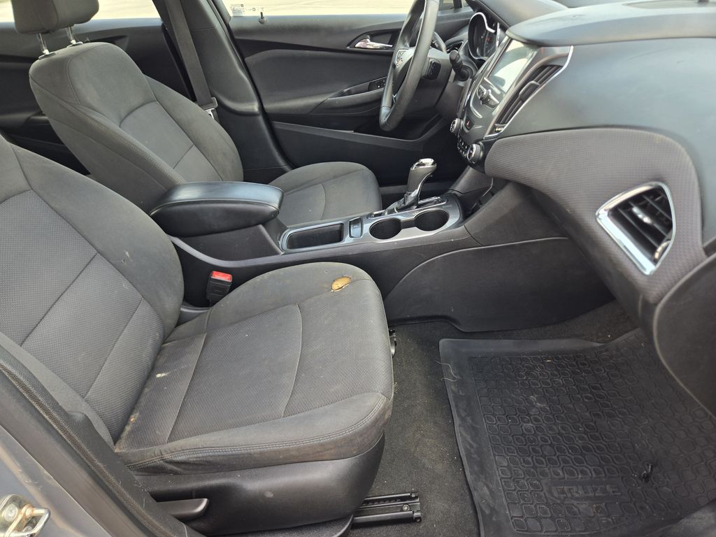 2018 Chevrolet Cruze LT - 11