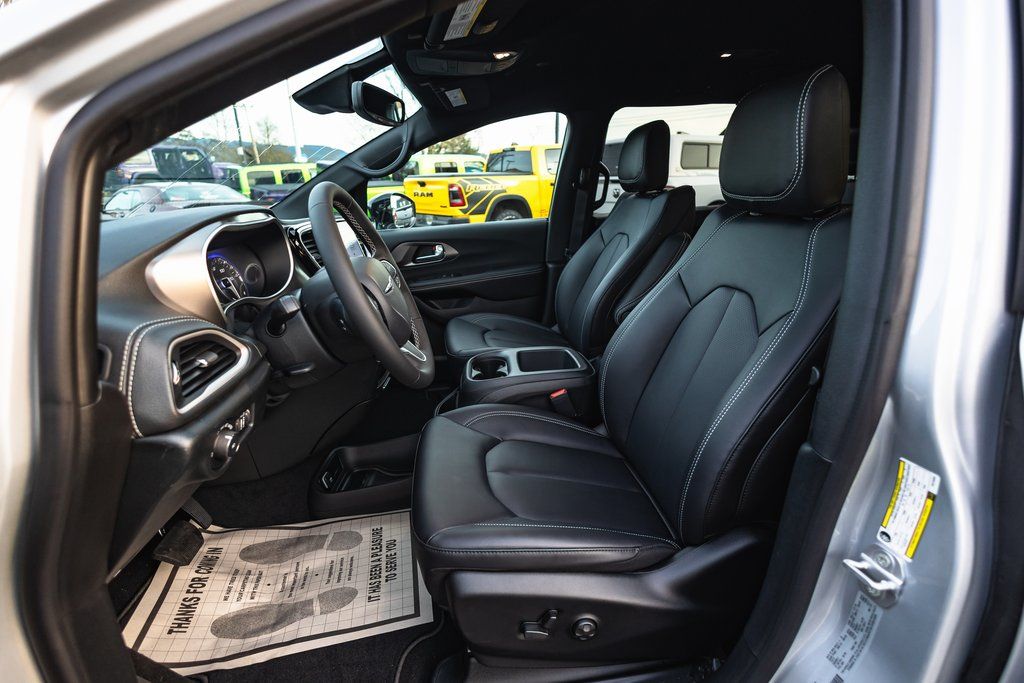 2026 Chrysler Pacifica Select thumbnail 19