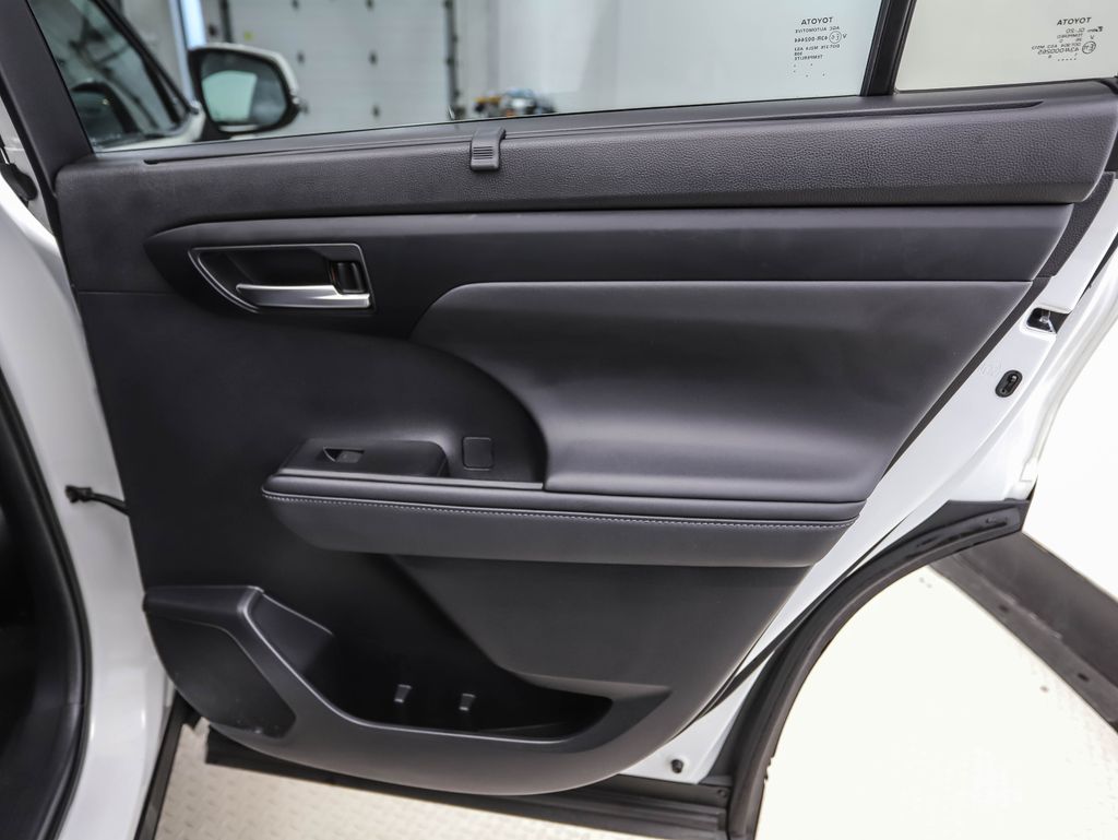 2021 Toyota Highlander XLE 24