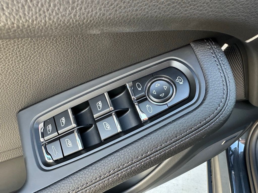 Thumbnail: 2026 Porsche Macan - 19