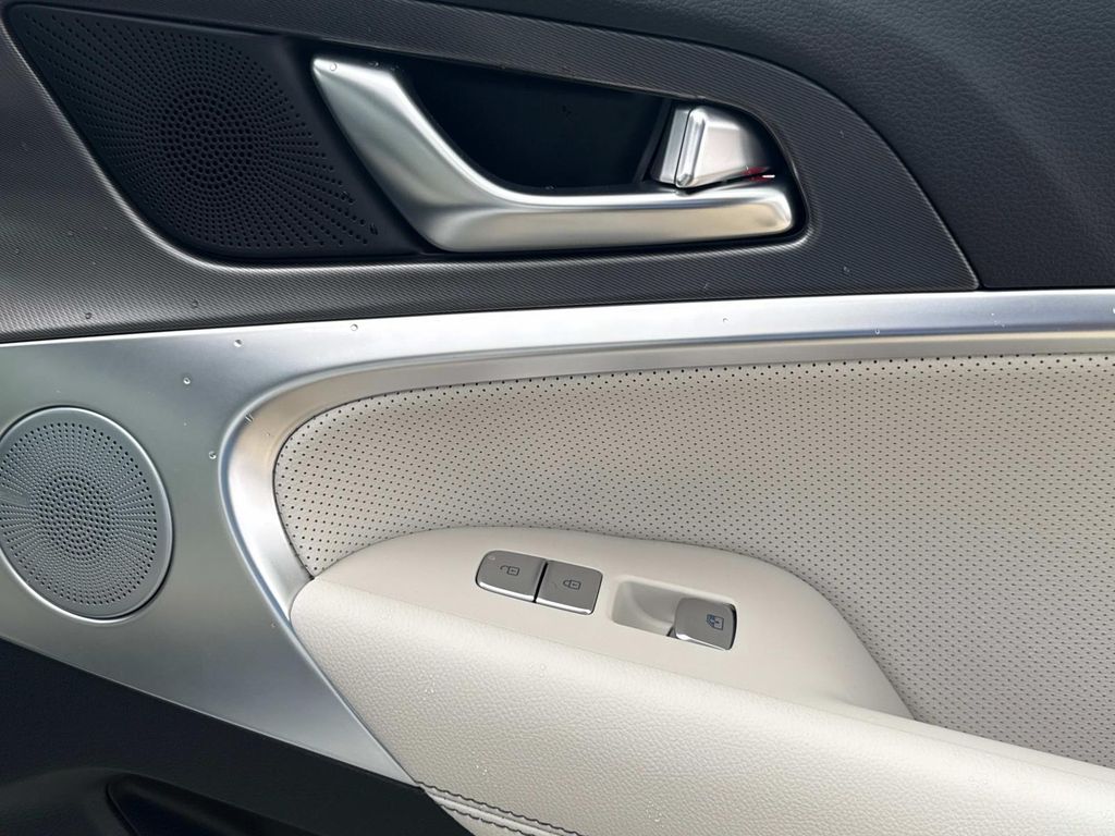 New 2026 White Genesis 3.3T Sport Prestige image 15