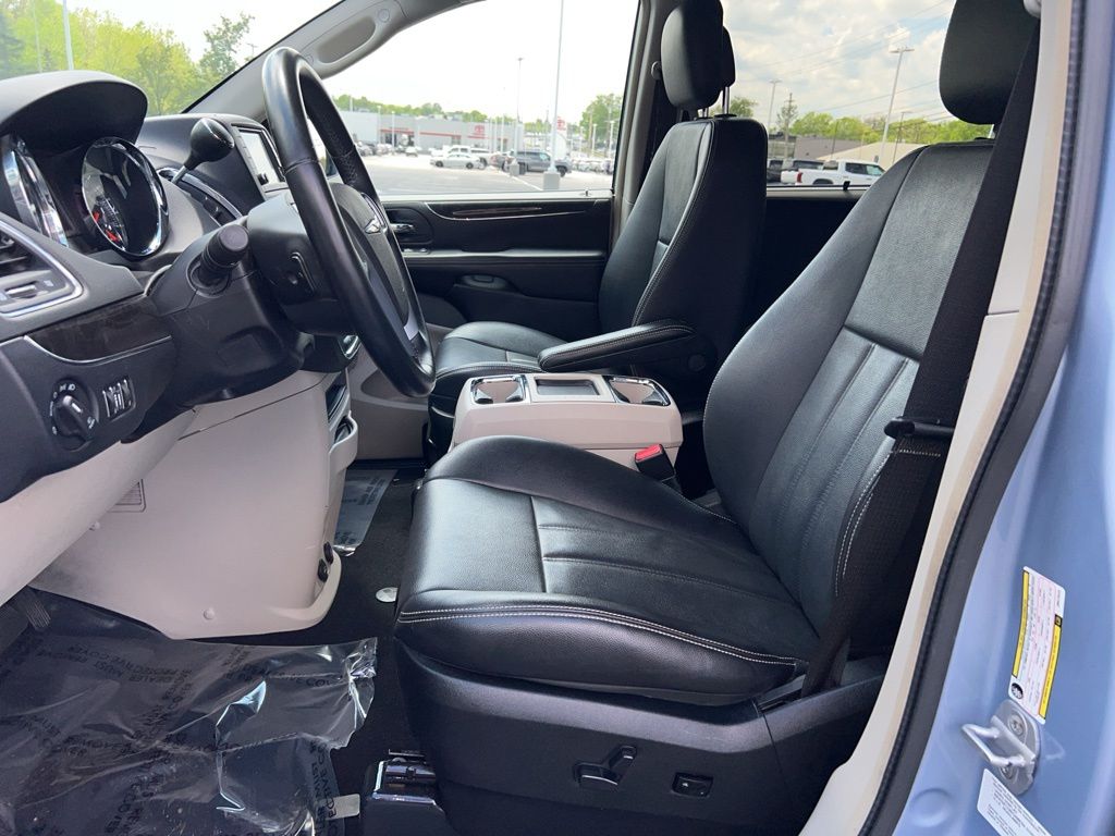 2013 Chrysler Town & Country Touring 11