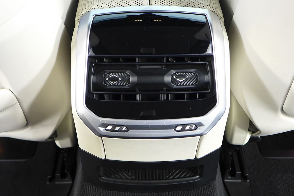 Thumbnail: 2023 BMW i7 - 23