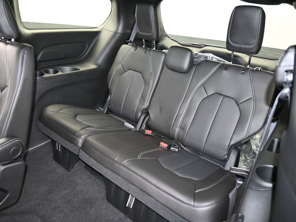 New 2026 Silver Mist Clearcoat Chrysler LX image 28