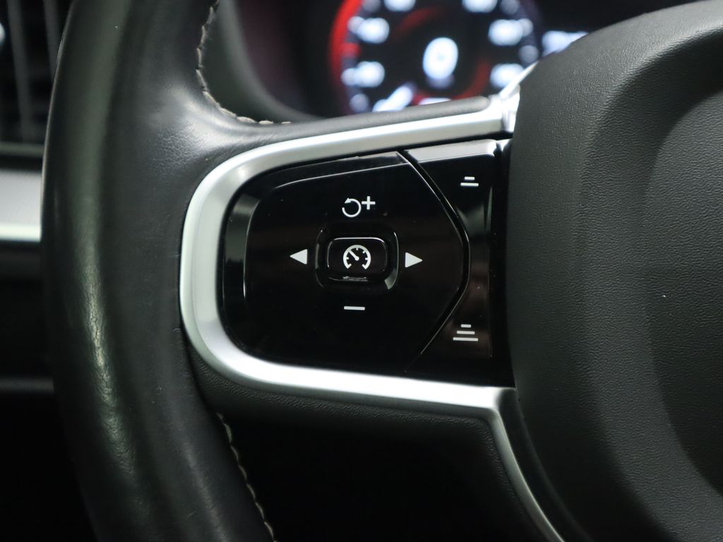 Thumbnail: 2021 Volvo XC60 - 11