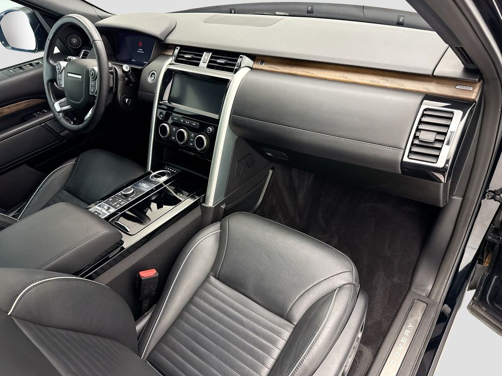 Thumbnail: 2018 Land Rover Discovery - 15