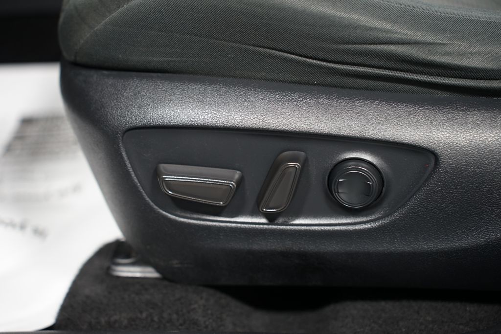 2021 Toyota RAV4 XLE 32