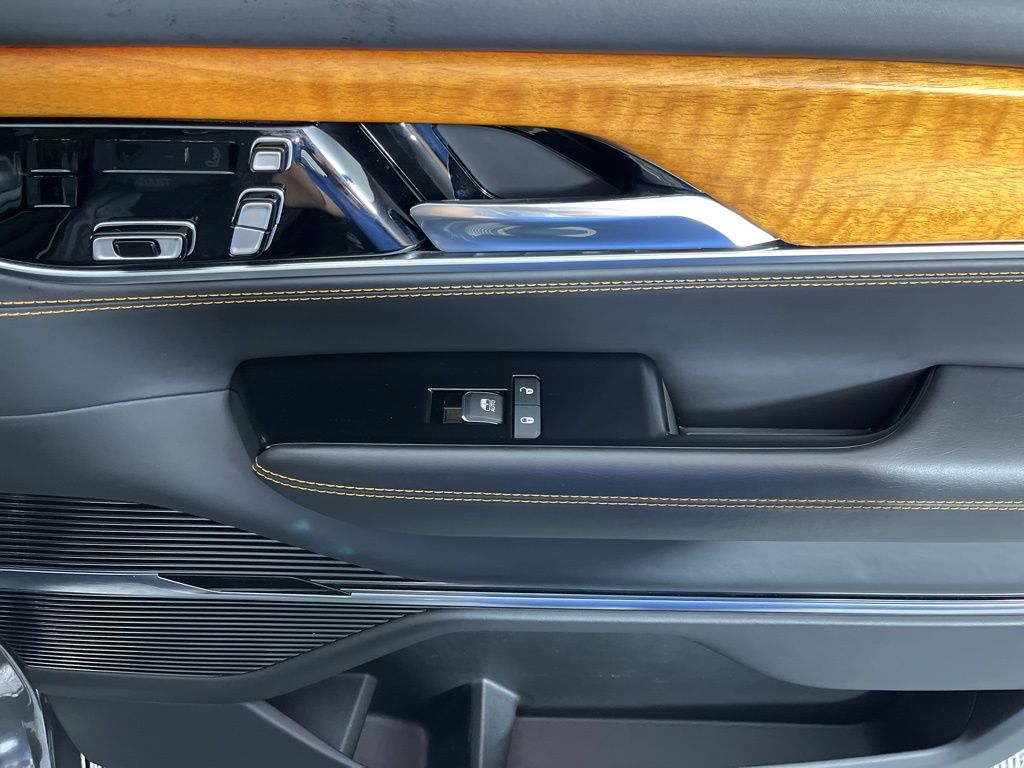 Thumbnail: 2022 Jeep Grand Wagoneer - 11