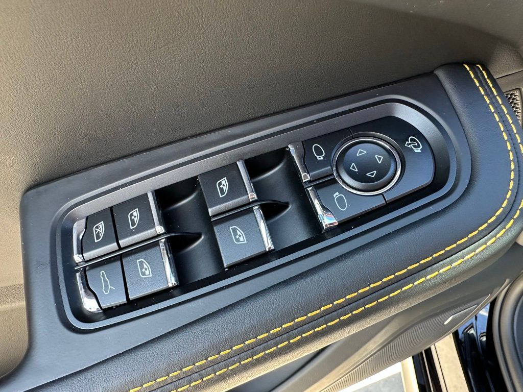 Thumbnail: 2023 Porsche Macan - 20