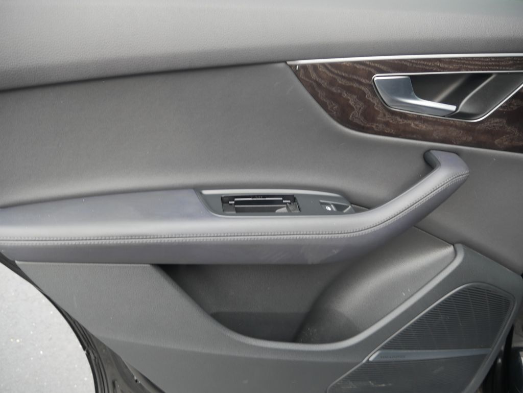 Thumbnail: 2023 Audi Q7 - 22