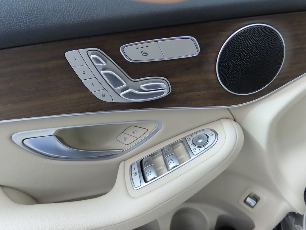 2022 Mercedes-Benz GLC 300 23