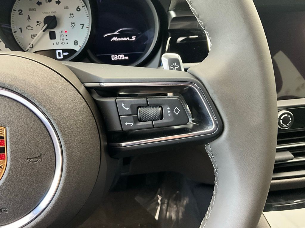 2024 Porsche Macan S 8