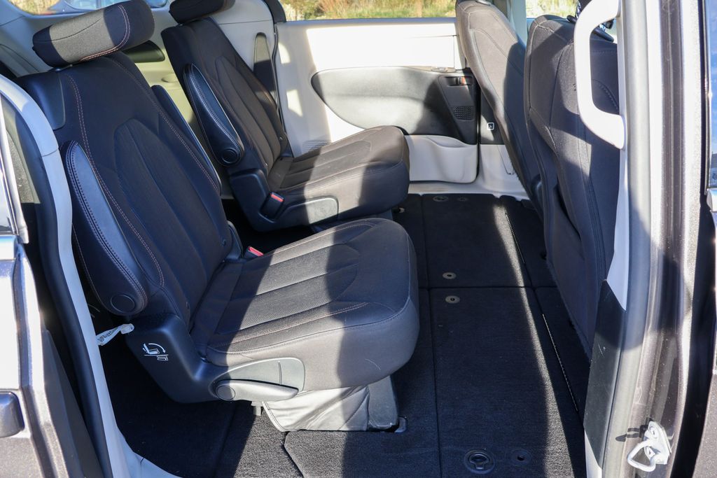 2017 Chrysler Pacifica Touring 32