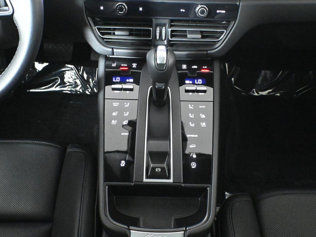 Thumbnail: 2025 Porsche Macan - 23