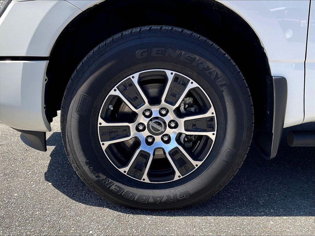 2024 Nissan Titan — photo 7