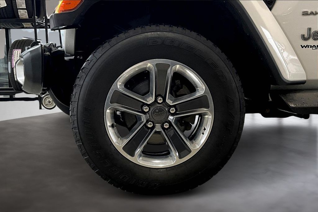 Used 2019 White Jeep Unlimited Sahara image 9