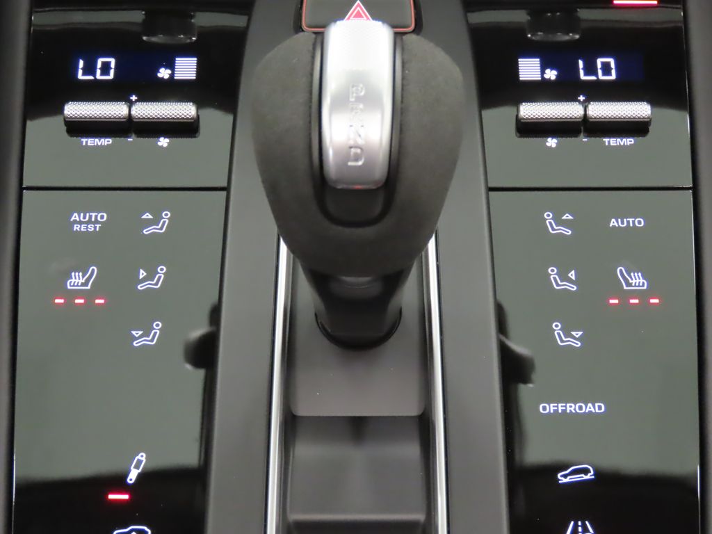 Thumbnail: 2025 Porsche Macan - 28