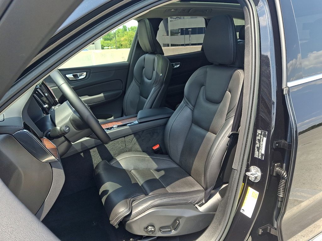 Thumbnail: 2023 Volvo XC60 - 5