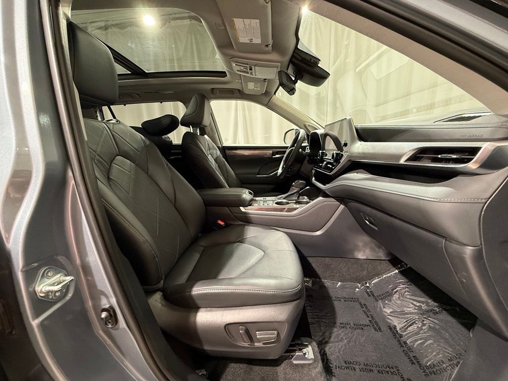 Thumbnail: 2024 Toyota Highlander - 24