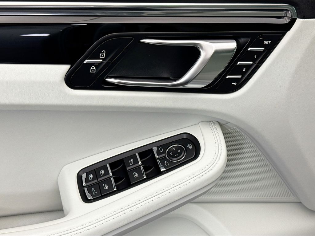 Thumbnail: 2026 Porsche Macan - 24