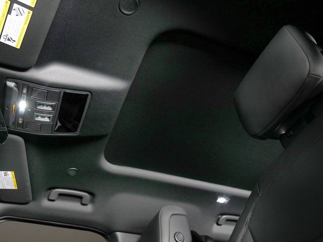 New 2026 White Land Rover X-Dynamic SE image 23