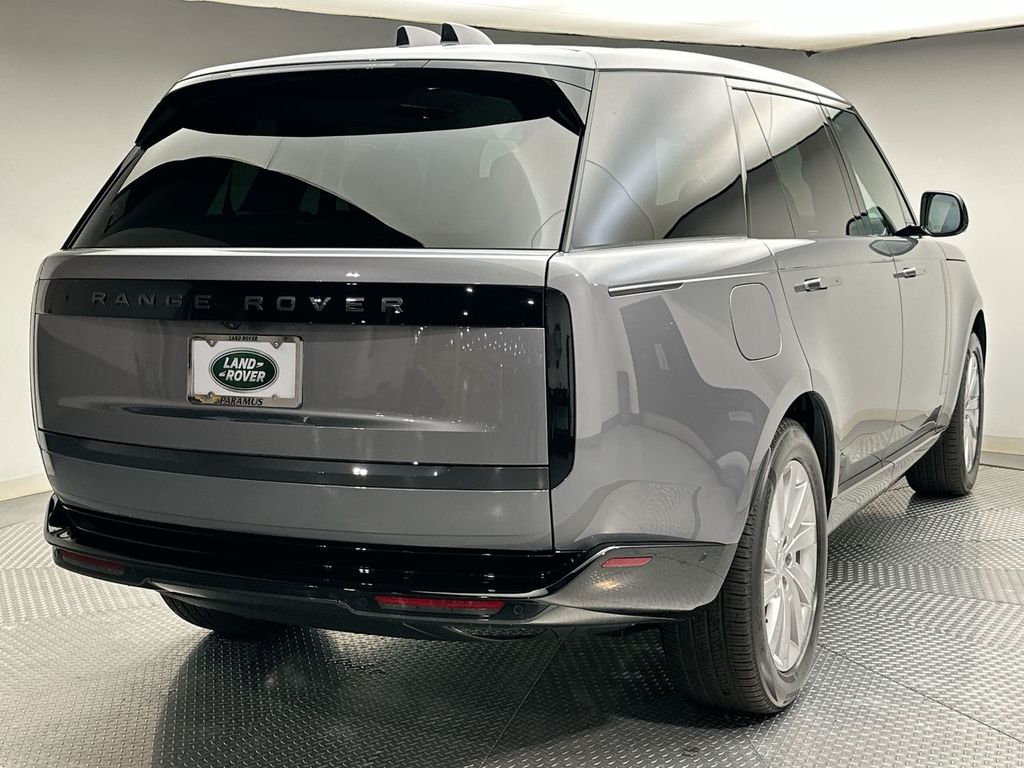2025 Land Rover Range Rover SE 3