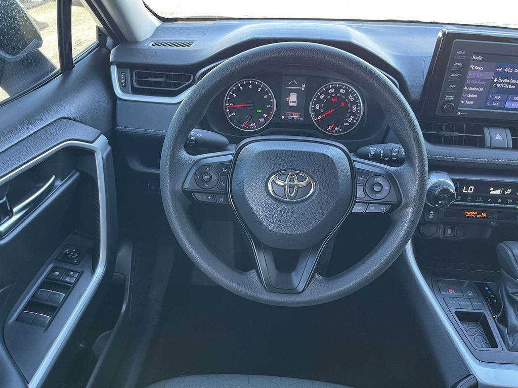 2022 Toyota RAV4 XLE 16