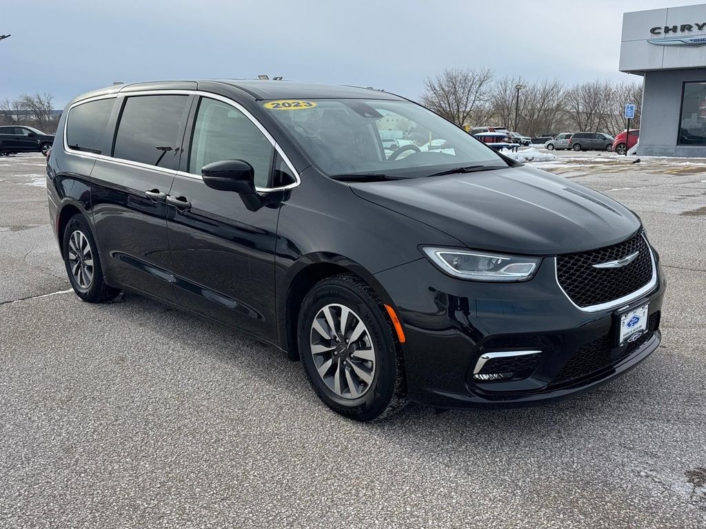 2023 Chrysler Pacifica Hybrid Touring L FWD