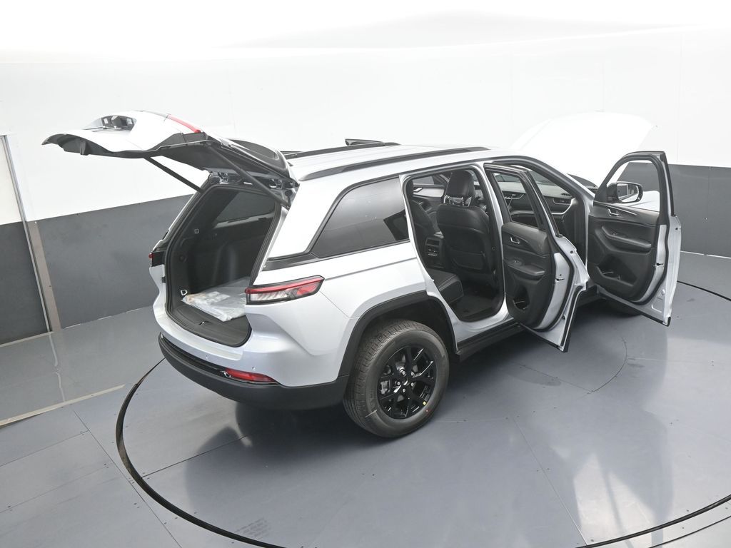 New 2025 Silver Zynith Jeep Laredo image 53