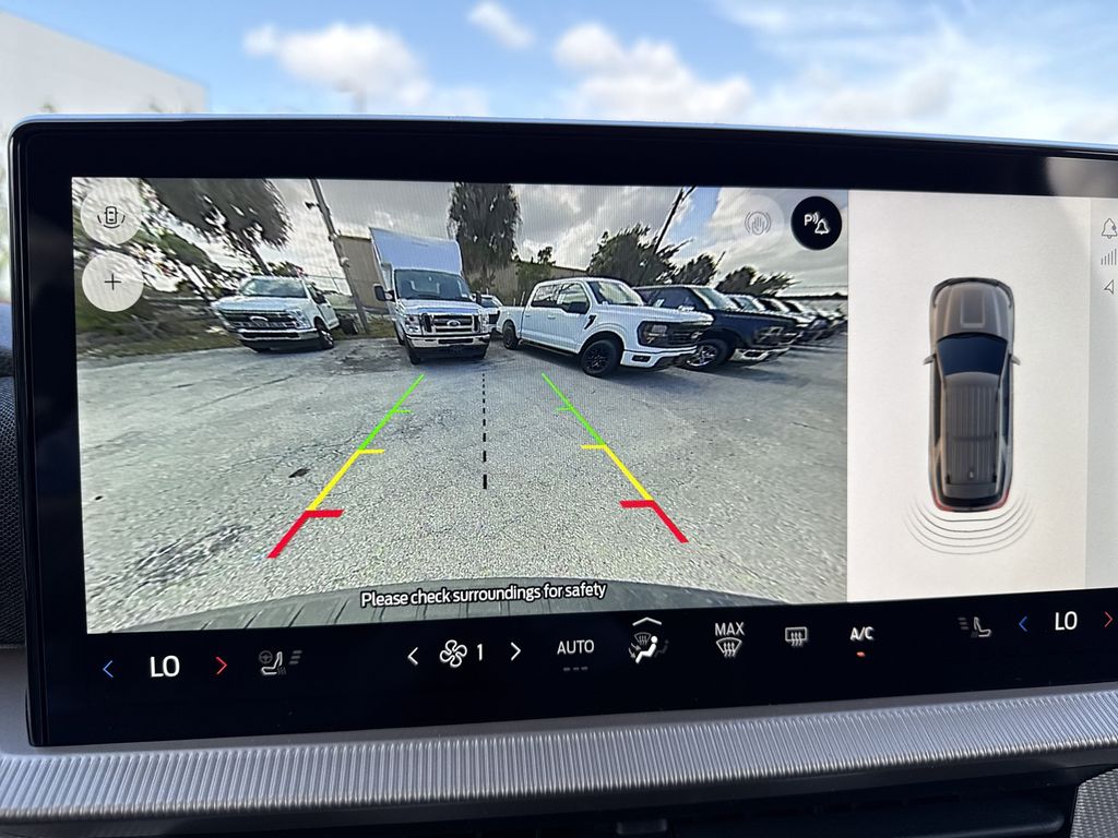 2025 Ford Explorer photo 4