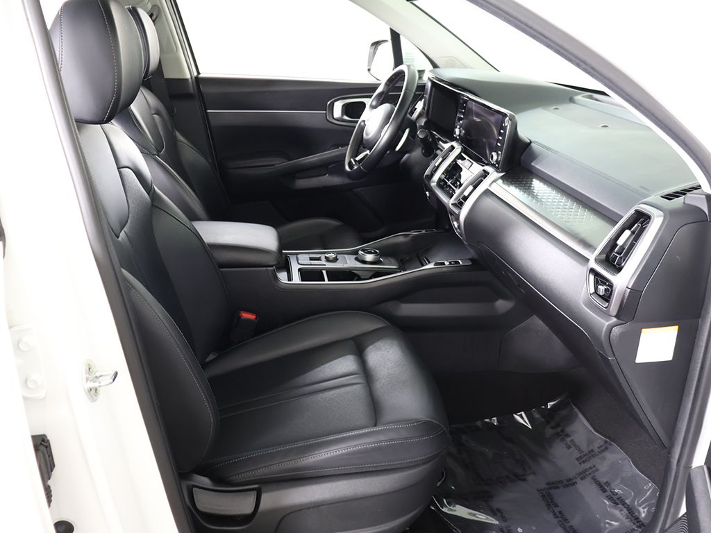 Used 2022 White Kia EX image 32