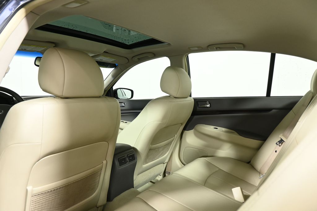 2011 INFINITI G37 X 31