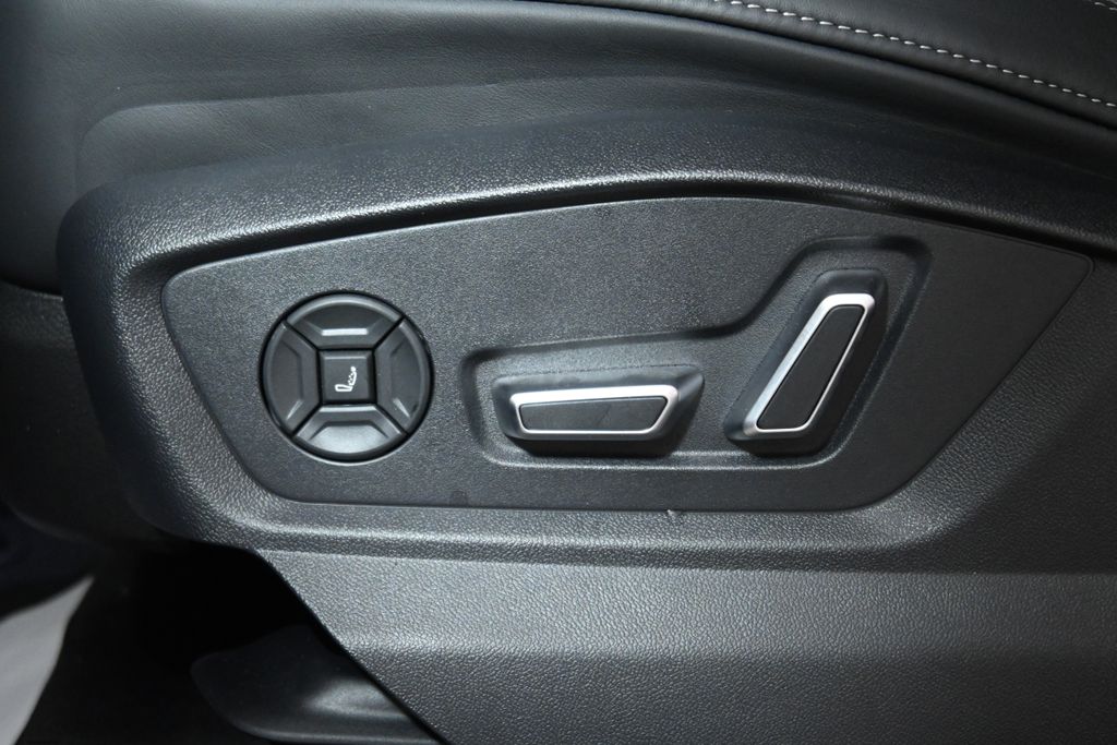 Thumbnail: 2026 Audi RS Q8 - 24