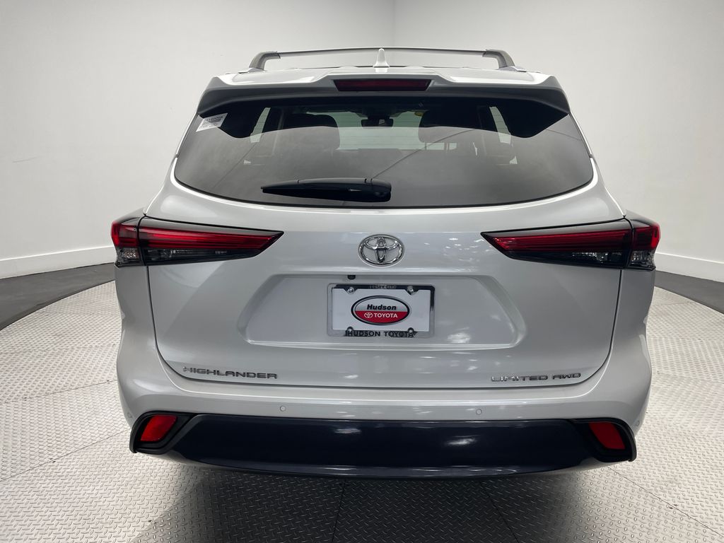 Thumbnail: 2023 Toyota Highlander - 6
