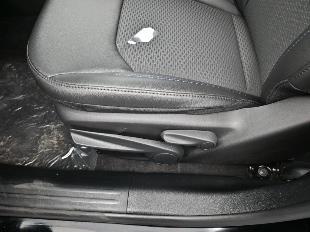 New 2026 Diamond Black Crystal Pearlcoat Jeep Latitude image 15