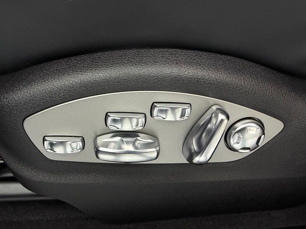 Thumbnail: 2026 Porsche Macan - 24