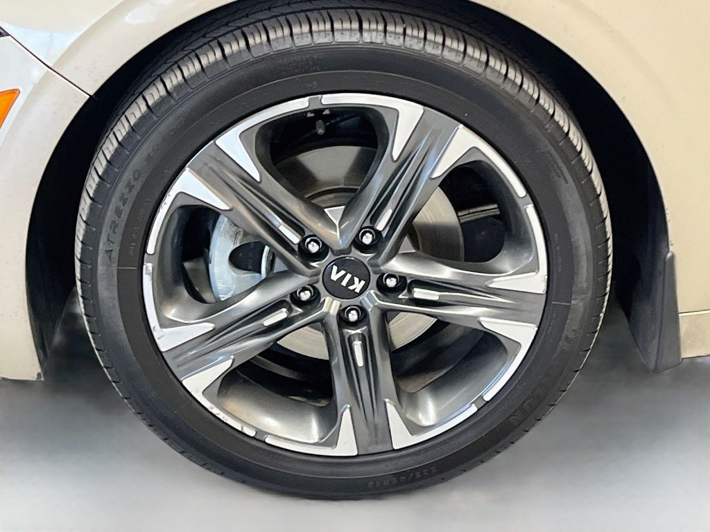 Used 2021 Crystal Beige Kia EX image 31