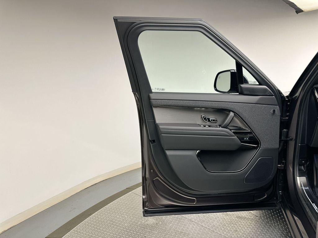 Thumbnail: 2026 Land Rover Range Rover Sport - 9