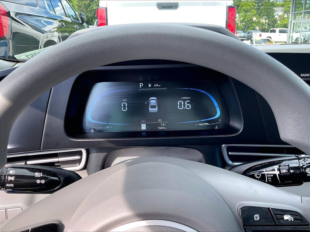 2025 Hyundai Elantra — photo 24