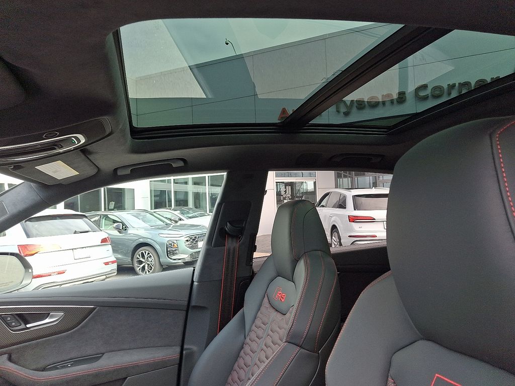 Thumbnail: 2026 Audi RS Q8 - 11