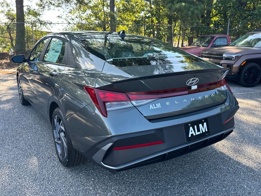 2025 Hyundai Elantra SEL Sport photo 3