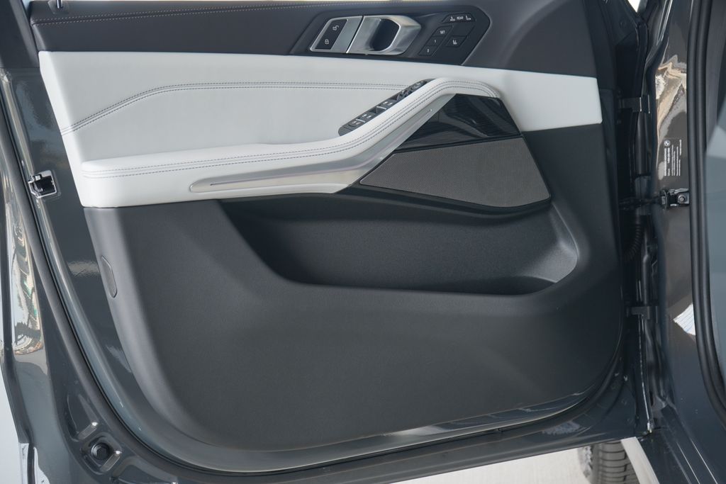 Thumbnail: 2026 BMW X7 - 9