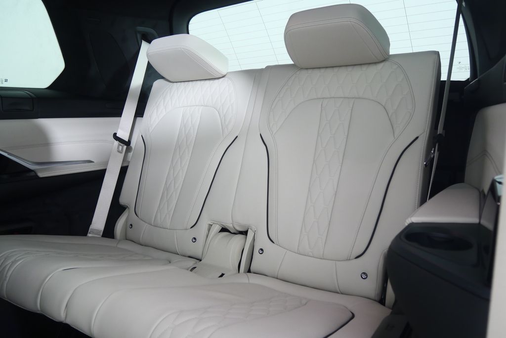 Thumbnail: 2026 BMW X7 - 18