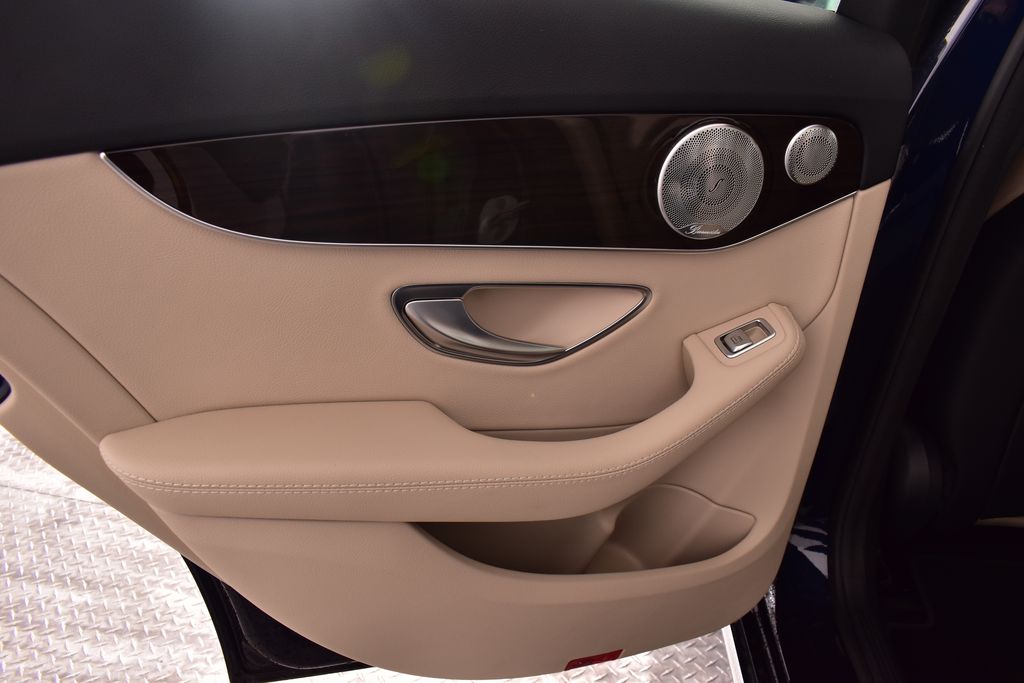 Thumbnail: 2016 Mercedes-Benz C-Class - 32