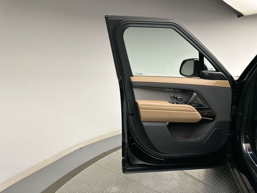 Thumbnail: 2025 Land Rover Range Rover Sport - 7