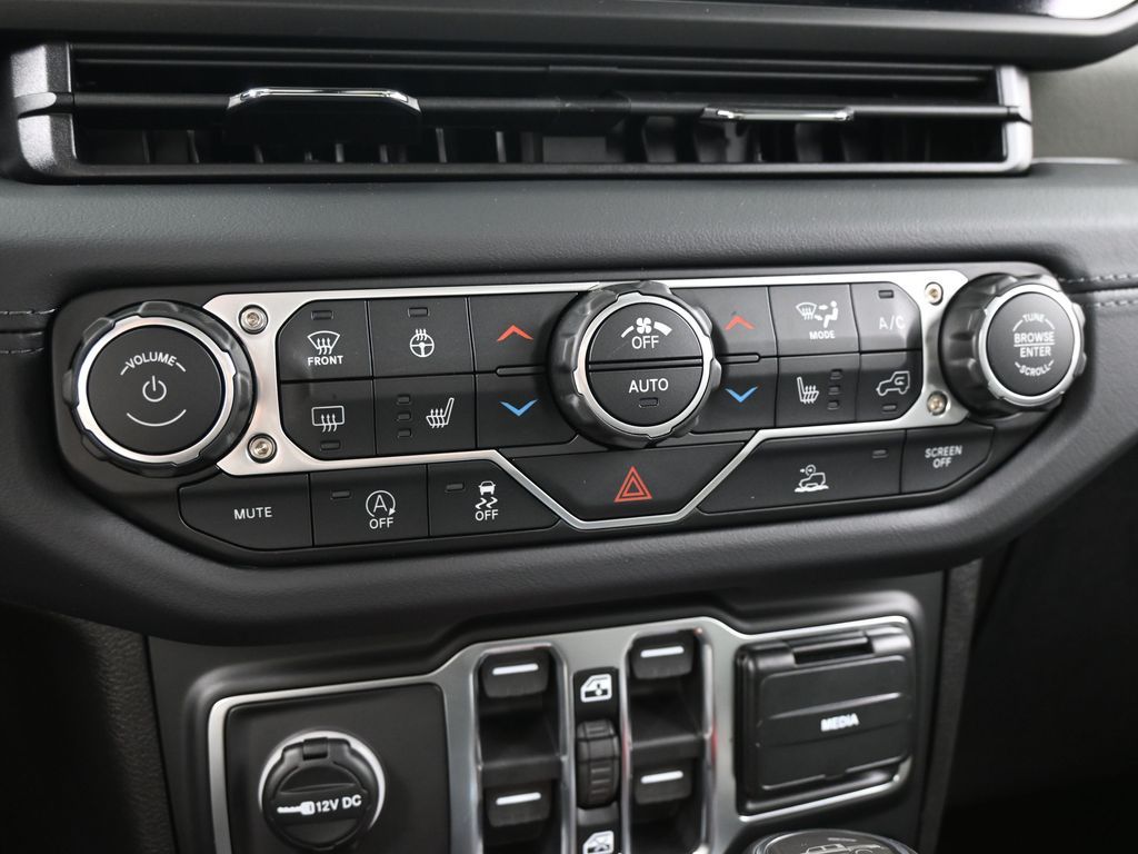 New 2026 bright white clearcoat Jeep Mojave image 20