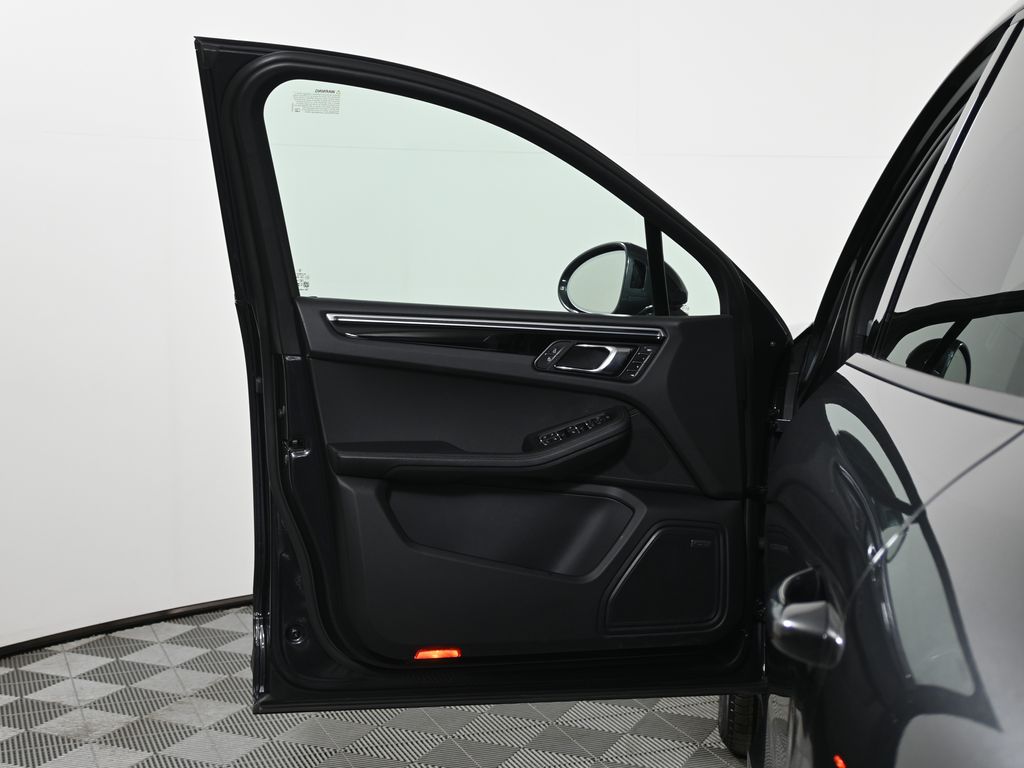 Thumbnail: 2025 Porsche Macan - 30