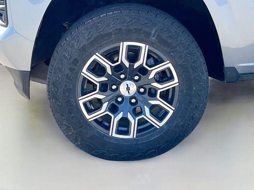 Used 2024 Gray Chevrolet Z71 image 28