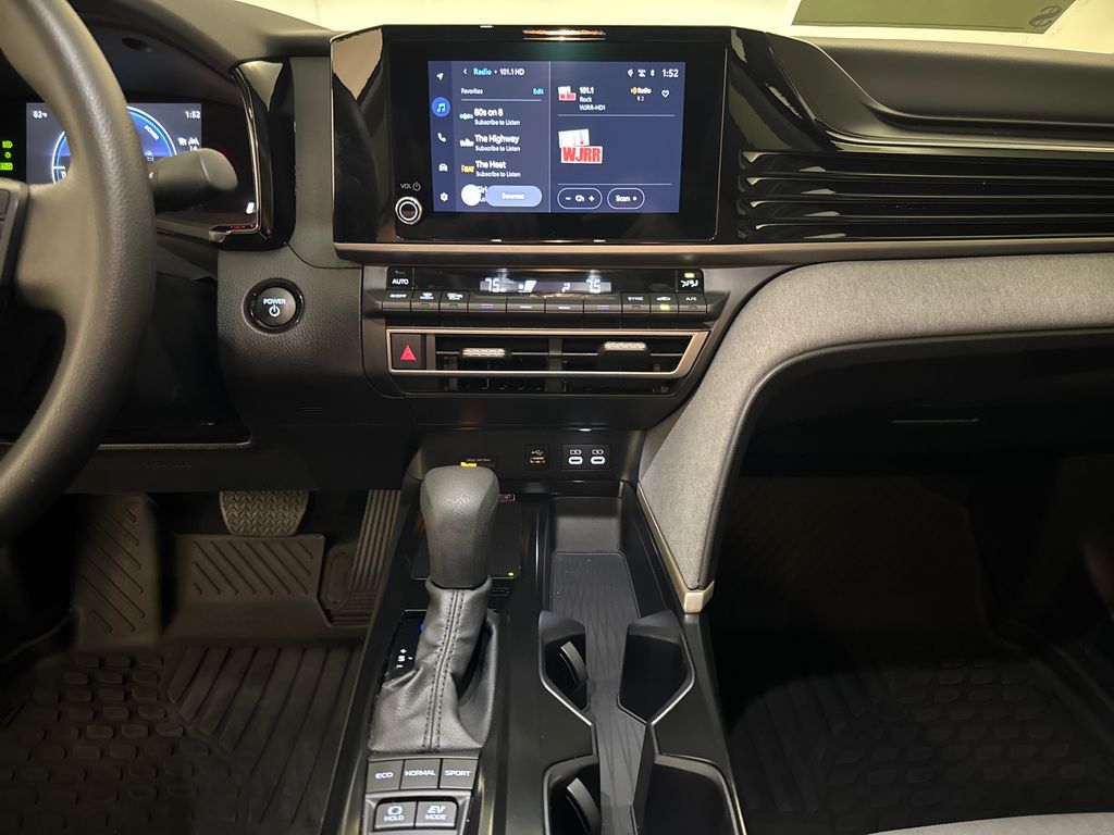 Certified Used 2025  Toyota LE image 24