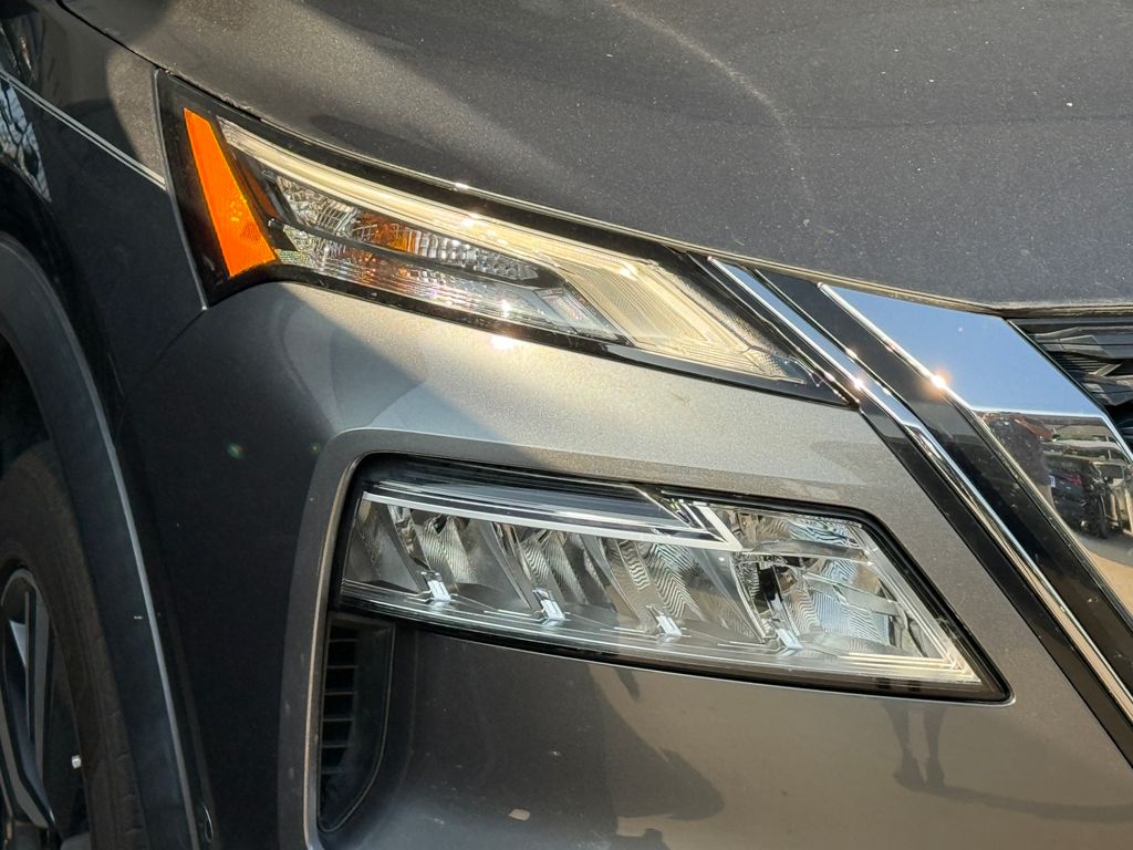 Used 2022 Gray Nissan SL image 4